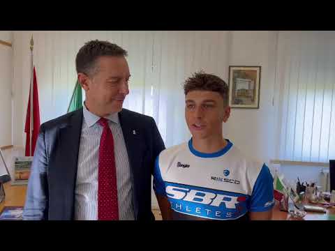 L'assessore allo sport Fabrizio Rossi premia Davide Catalano, stella del Triathlon SBR3 Grosseto