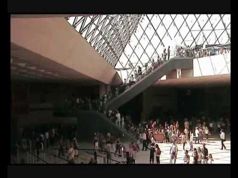 pourquoi la pyramide du louvre est en verre