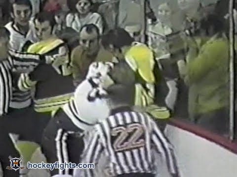 Phil Esposito vs Paul Shmyr