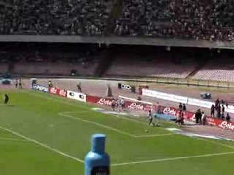 napoli cagliari. tutto lo stadio acclama Gennaro Iezzo