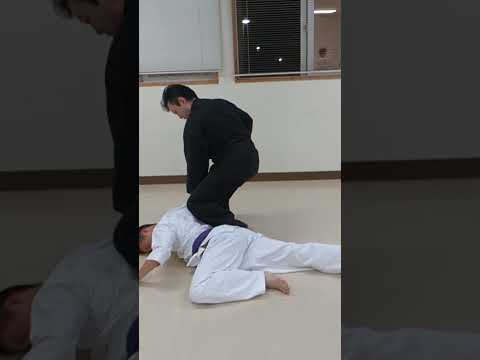 女子護身術、タックルに対して眼突き