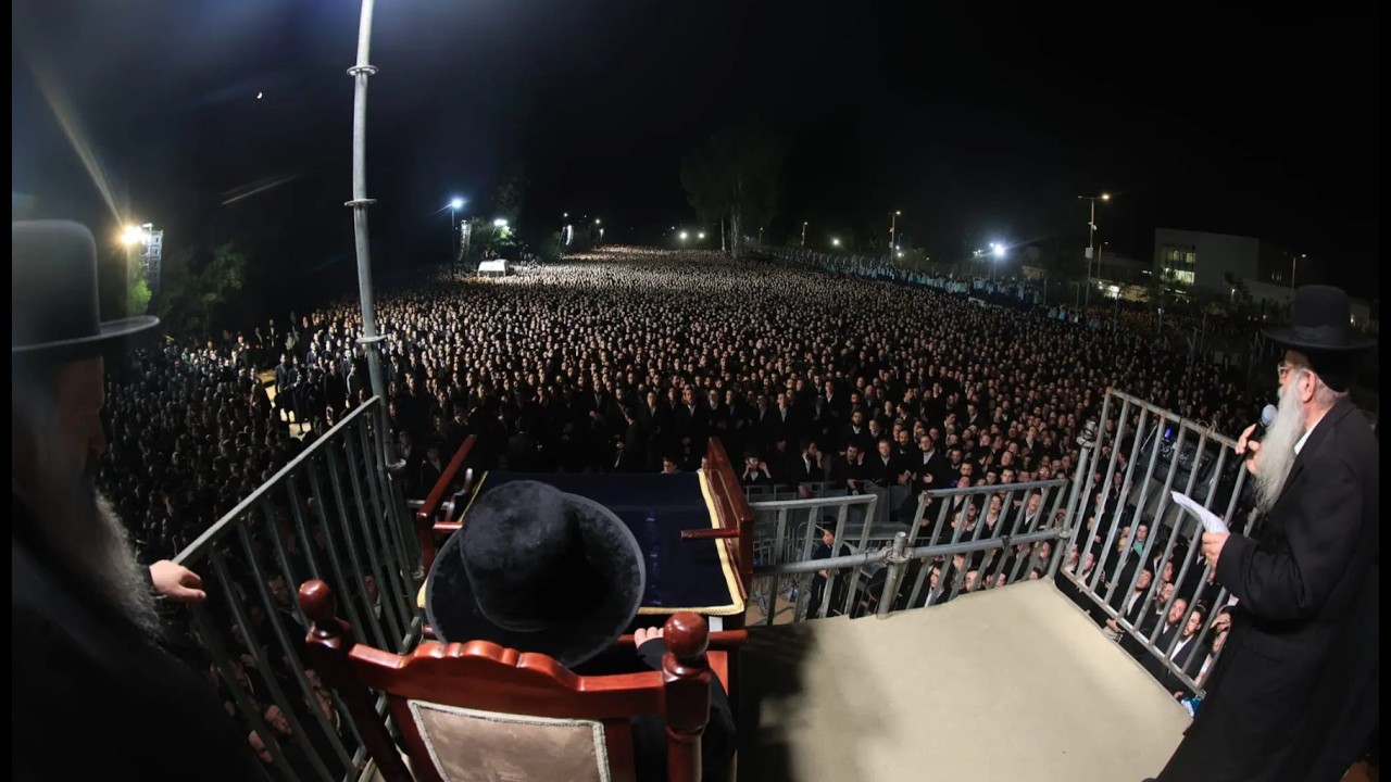 Thousands of Gerer Chassidim Rally Outside Military Prison Over Arrest | עצרת הענק של אלפי חסידי גור