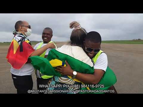 REV.   ADÃO SANTOS SENDO RECEBIDO PELO POVO DE MOÇAMBIQUE- ÁFRICA