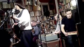 Monika Brodka: Santa Muerte / koncert Sofar w Antykwariacie Kwadryga