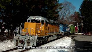 preview picture of video 'HD Valentine's Day Special: Classic SD40s Haul a Train through Amherst, MA'