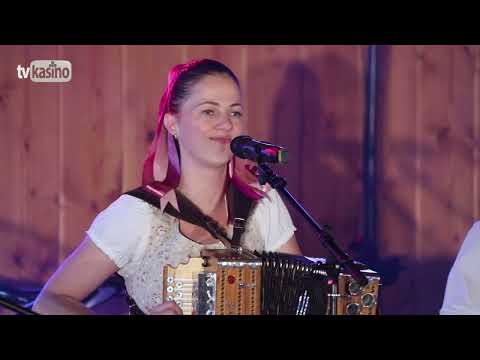 Zbojná: V záhradôčke pod okienkom