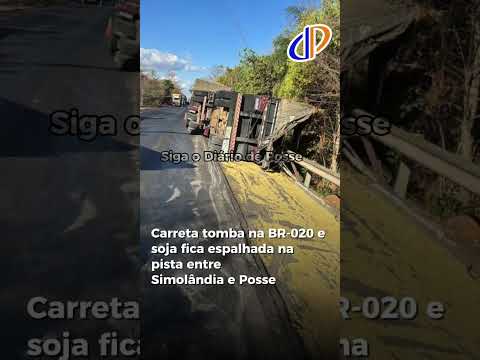 Carreta tomba na BR-020 e soja fica espalhada na pista entre Simolândia e Posse