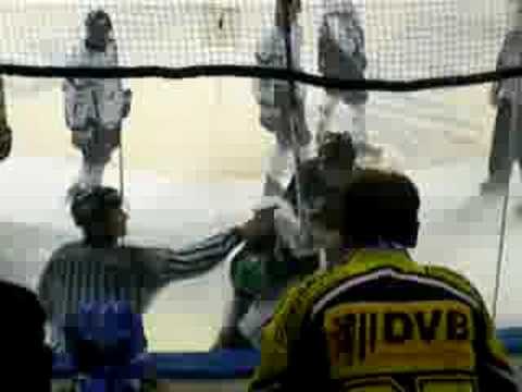 Kevin Gardner beim Faustkampf