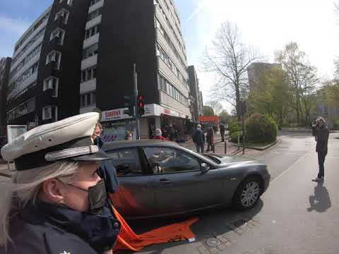 Ein Autofahrer benutzt sein Auto als Waffe