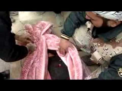 سحب جثمان في مدينة دير الزور من قبل الجيش الحر بواسطة حبل