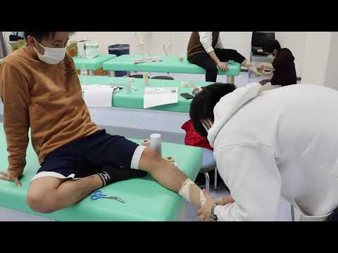 【理学療法学専攻】授業の様子（運動器障害理学療法治療学Ⅱ／テーピング）＿大阪保健医療大学