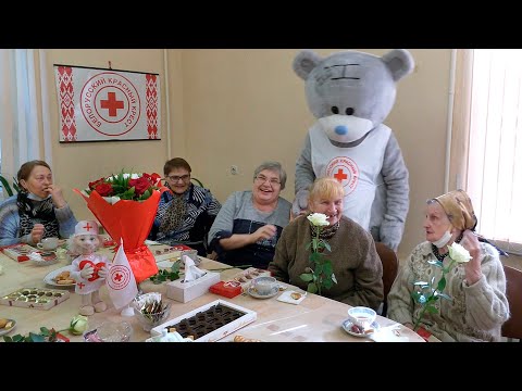 Волонтеры оказывают помощь одиноким пожилым людям видео