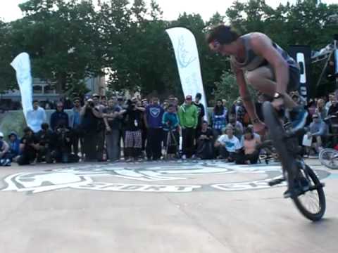 FINAL pro BMX Flat FISE 2010_Matthias Dandois VS Moto Sasaki