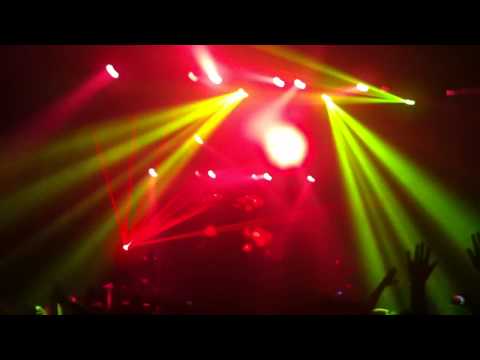 Nari & Milani drop Calvin Harris/Hard Rock Sofa/Swanky Tunes - Let's Go at Thomas Gold World Tour