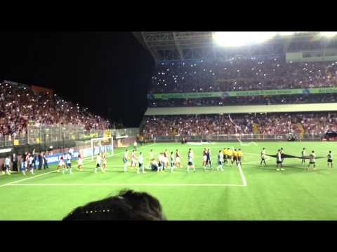 "Deportivo Saprissa vs Sporting Kansas City salida de los eq" Barra: Ultra Morada &bull; Club: Saprissa