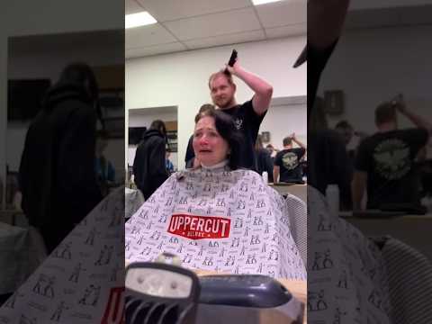 Family surprises mom battling cancer by shaving their heads in solidarity 😭❤️