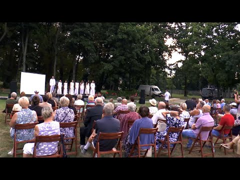 Koncert "Śpiewnik papieski" w międzyrzeckim parku Potockich