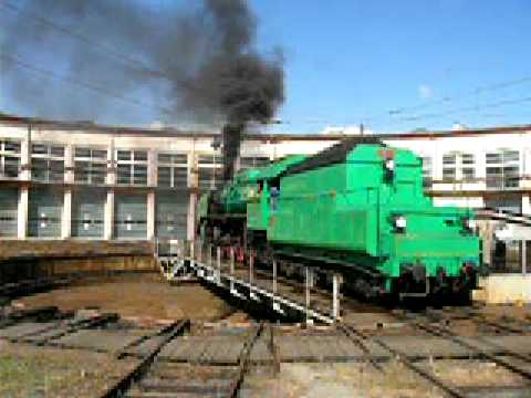 Zelený Anton 486.007 na točně v depu Ústí nad Labem