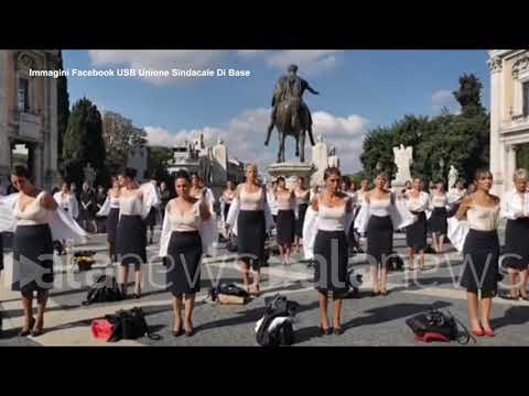 Alitalia, flashmob delle hostess in Campidoglio
