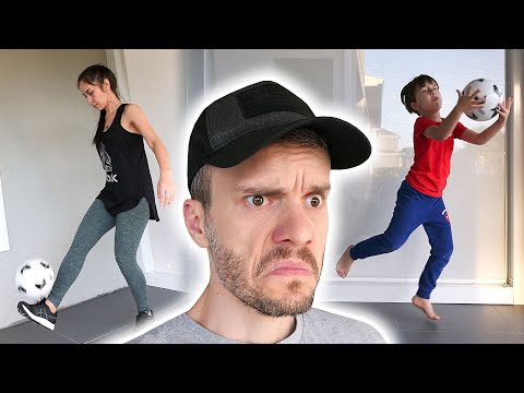 Jogamos FUTEBOL na VARANDA de CASA - Família Brancoala