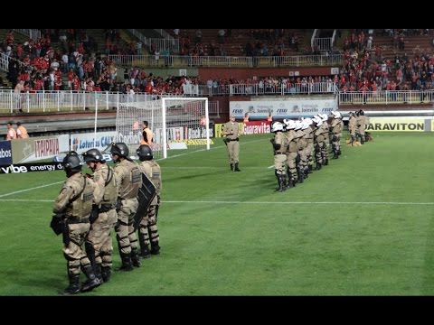 Torcida do Joinville solta rojões em campo - 23/09/16