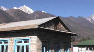 preview picture of video 'Nepal trek HD - Lukla to Phakding'