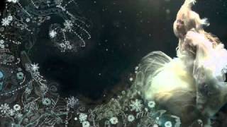 Francisco Godikinho - Mini Bubbles Pop Around My Head (feat. Hvoya)