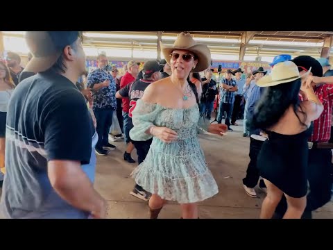 La gente disfrutando del baile en la pulga de Álamo Texas RGV 