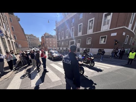 L'imponente corteo di sicurezza per l'arrivo di Trump ai funerali di papa Francesco a San Pietro