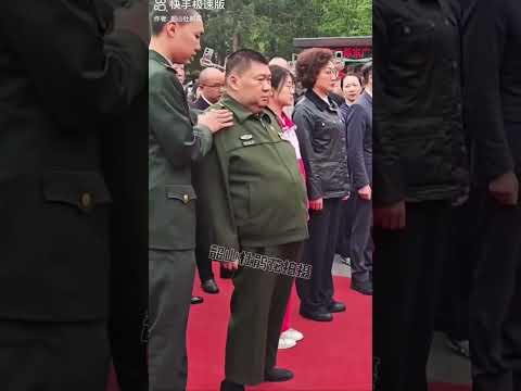 毛新宇儿子毛东东护着毛新宇的肚子 #毛主席 #毛泽东 【关注推特，看更多精彩罕见的视频 https://x.com/FANSZHANGZHE】