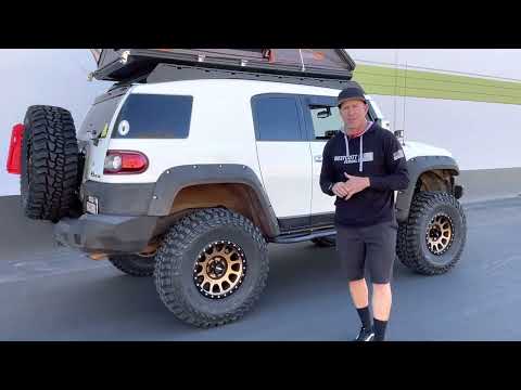 A couple FJ Cruisers with 35’s and 37’s😯