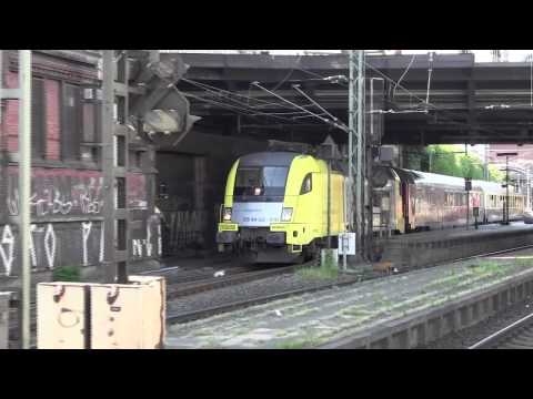TEE Rheingold mit Taurus Dispolok im Hamburger Hauptbahnhof.