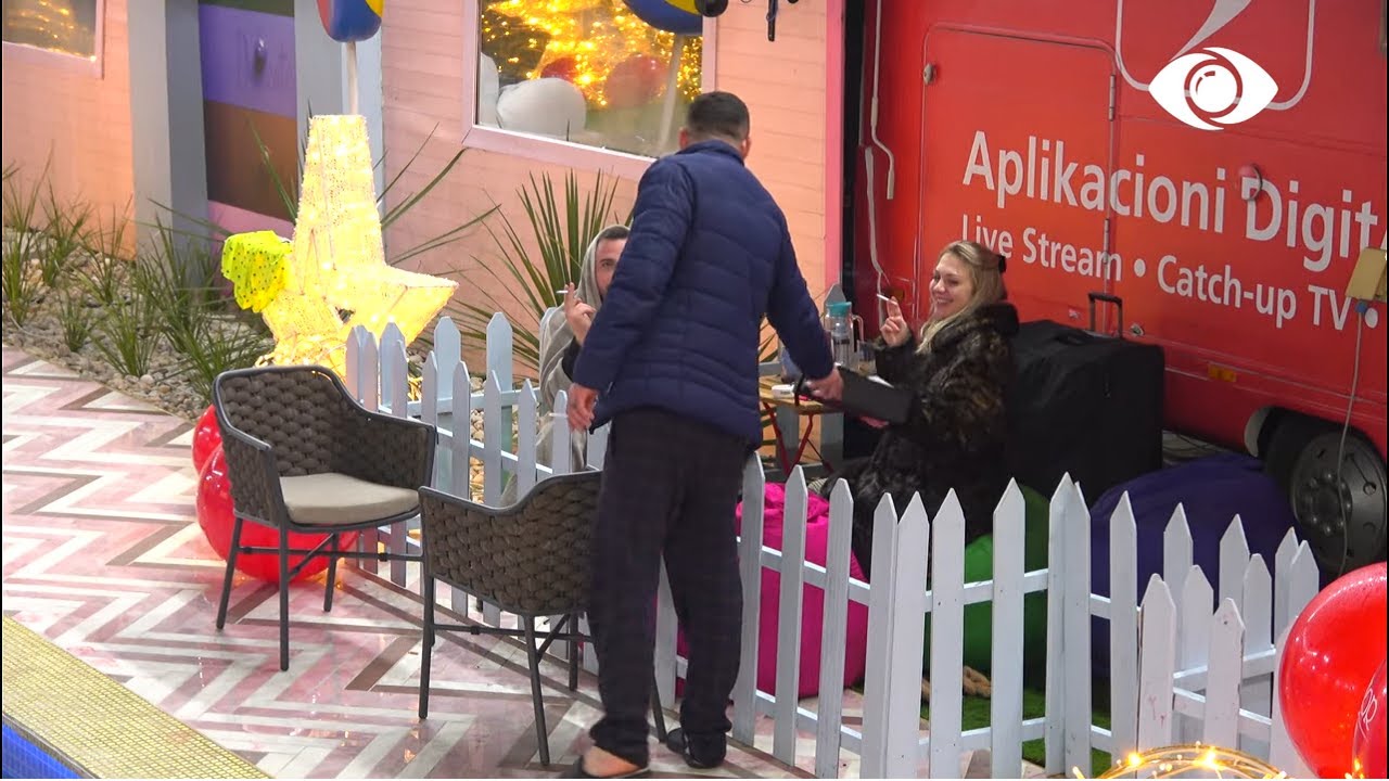 'Sillu mirë me mua', Luizi i sjell parfumin Zhaklinës