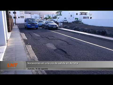 Socavones en una vía de salida en Arrieta