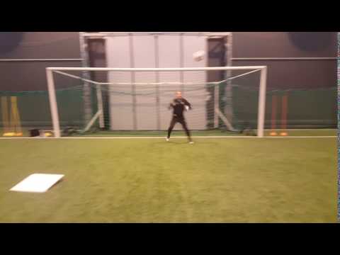 Målvaktsövning fotboll, grepp och reaktionsplatta. Vimmerby IF Gustav Johansson