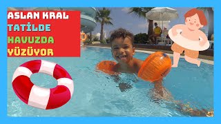 Aslan Kral Tatilde Havuzda Yüzüyor | Flipper Swimsafe Çocuk Kolluğu