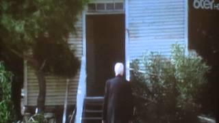 Le r�v�rend Alden fait sonner la cloche de l'�glise (VO)