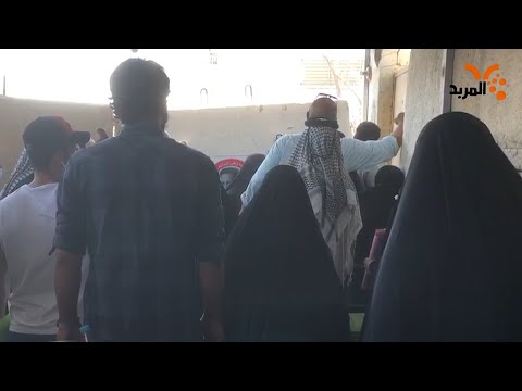 شاهد بالفيديو.. مراجعو تقاعد البصرة يطرقون باب الدائرة بعد اضراب موظفيها #المربد