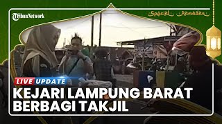 Menunggu Waktu Berbuka, Kejari Lampung Barat Isi Waktu dengan Bagi Takjil depan Kantor Kejari