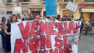 La protesta contro il mega yacht Boardwalk: «Venezia non si Usa»