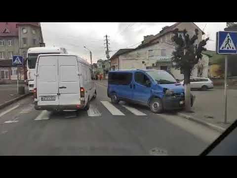 На Снятинщині фура зіткнулася з мікроавтобусом