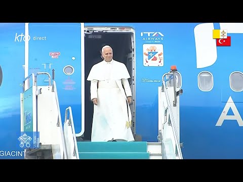 Arrivée du pape Léon XIV à l’aéroport d’Ankara (Turquie) et accueil officiel