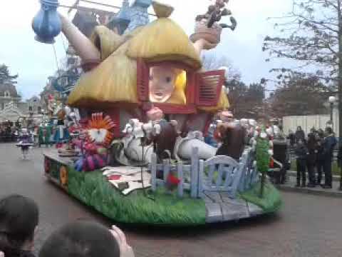 Magic On Parade - Part 4 (Queen Of Hearts + Alice In Wonderland Float)