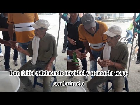 Don fabio celebrando navidad y tomando trago con buñuelo 75