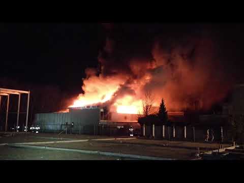 Grote brand legt bedrijfspand in de as in Vlijmen
