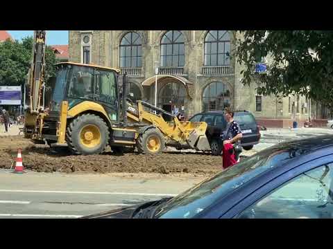 Mașină mutată cu buldoexcavatorul - Arad