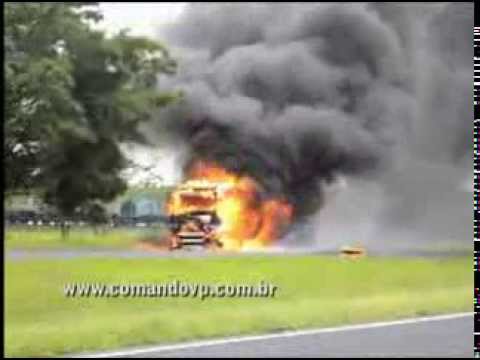 Caminhão é devorado por fogo na SP-310