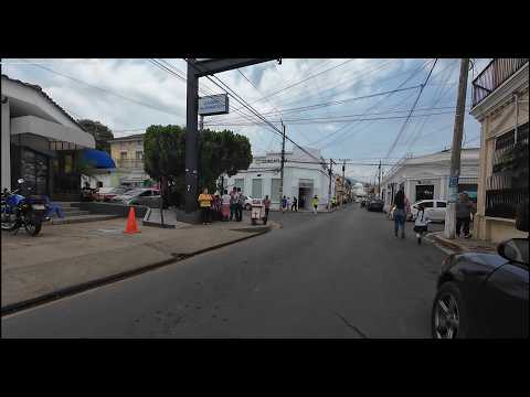 Caminando por la Avenida Francisco Menendez hacia parque la Concordia   Ahuachapan