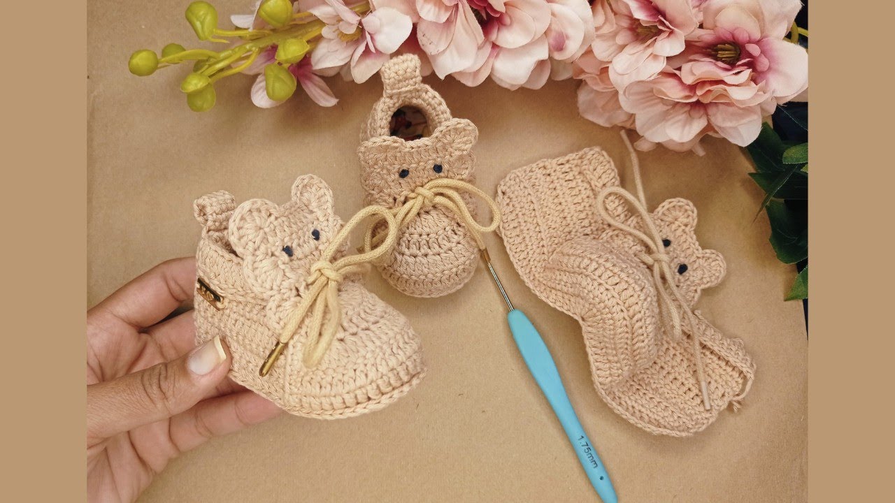 Watch Now Sapatinho de crochê fácil de fazer/Easy and quick to weave baby shoes Sapatinho de crochê fácil de fazer/Easy and quick to weave baby shoes