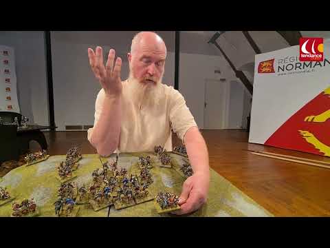 A Caen, il conte l'histoire de Guillaume le Conquérant à l'aide de figurines